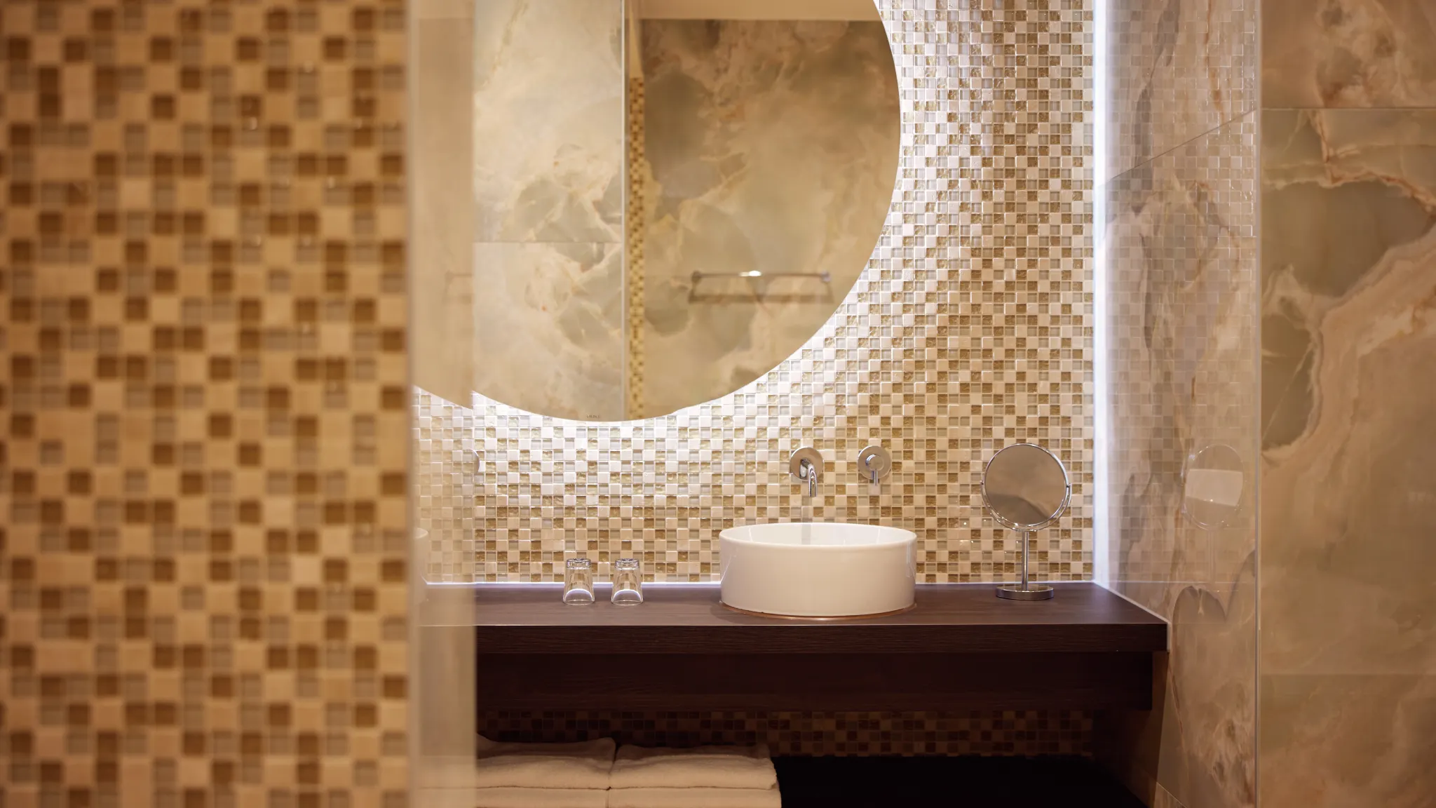 Ruime en moderne badkamer in de Family Suite van Van der Valk Hotel Gorinchem-A15