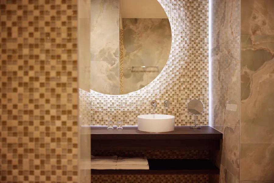 Ruime en moderne badkamer in de Family Suite van Van der Valk Hotel Gorinchem-A15