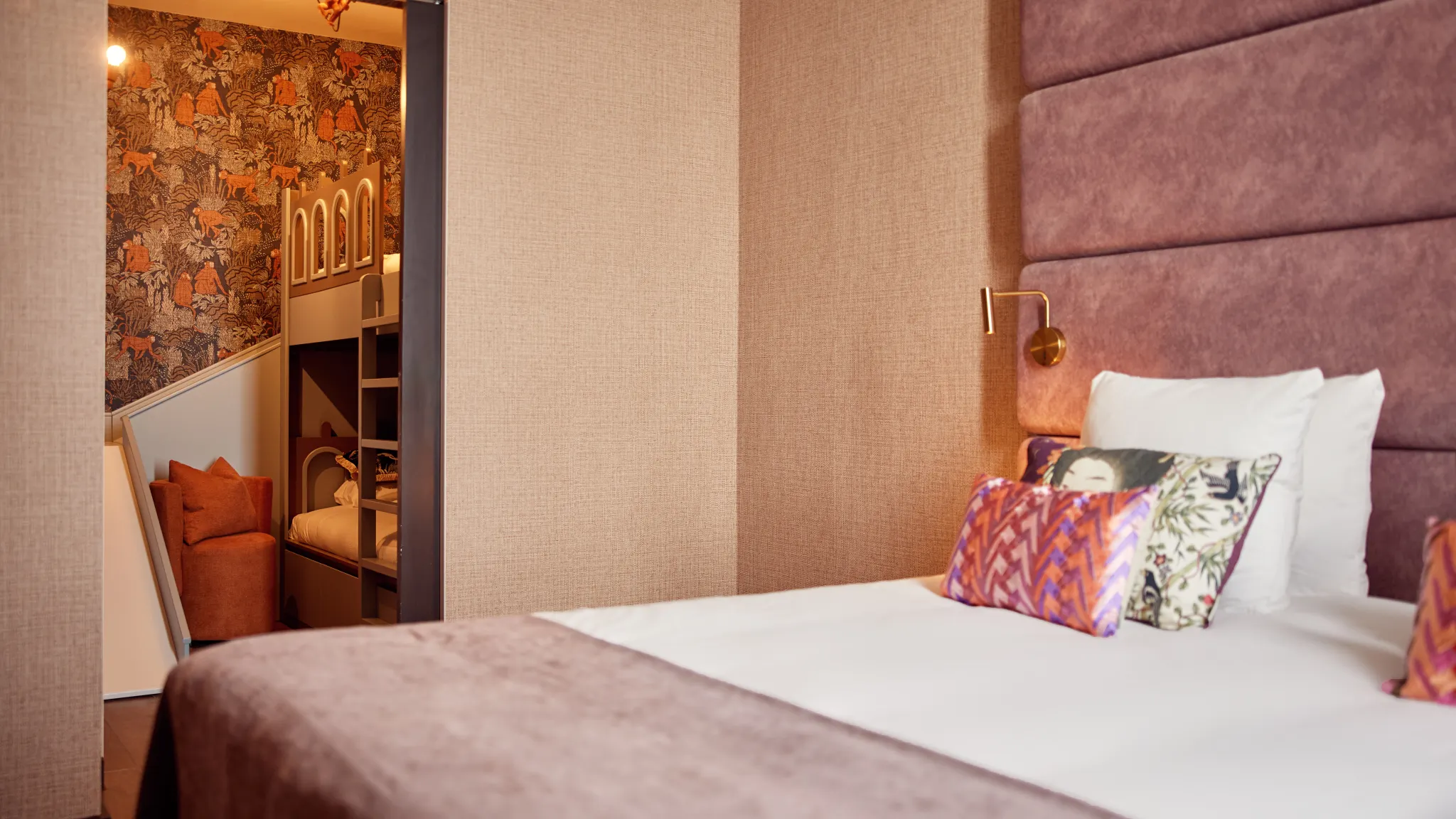 Gezinskamer met tweepersoonsbed en aparte kinderkamer met stapelbedden bij Van der Valk Hotel Gorinchem-A15