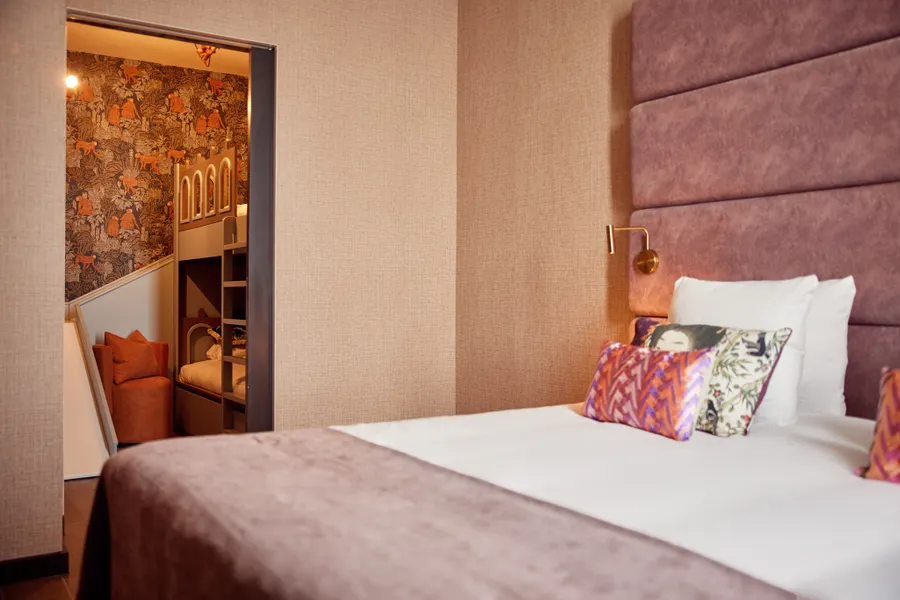 Gezinskamer met tweepersoonsbed en aparte kinderkamer met stapelbedden bij Van der Valk Hotel Gorinchem-A15