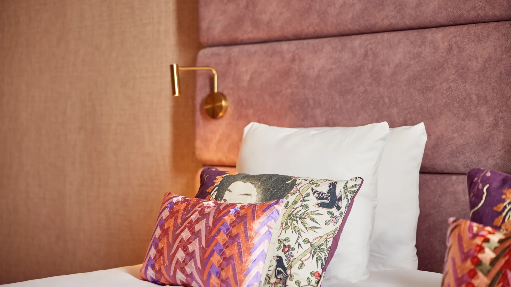 Sfeervol opgemaakt bed met kleurrijke kussens in de Family Suite van Van der Valk Hotel Gorinchem-A15