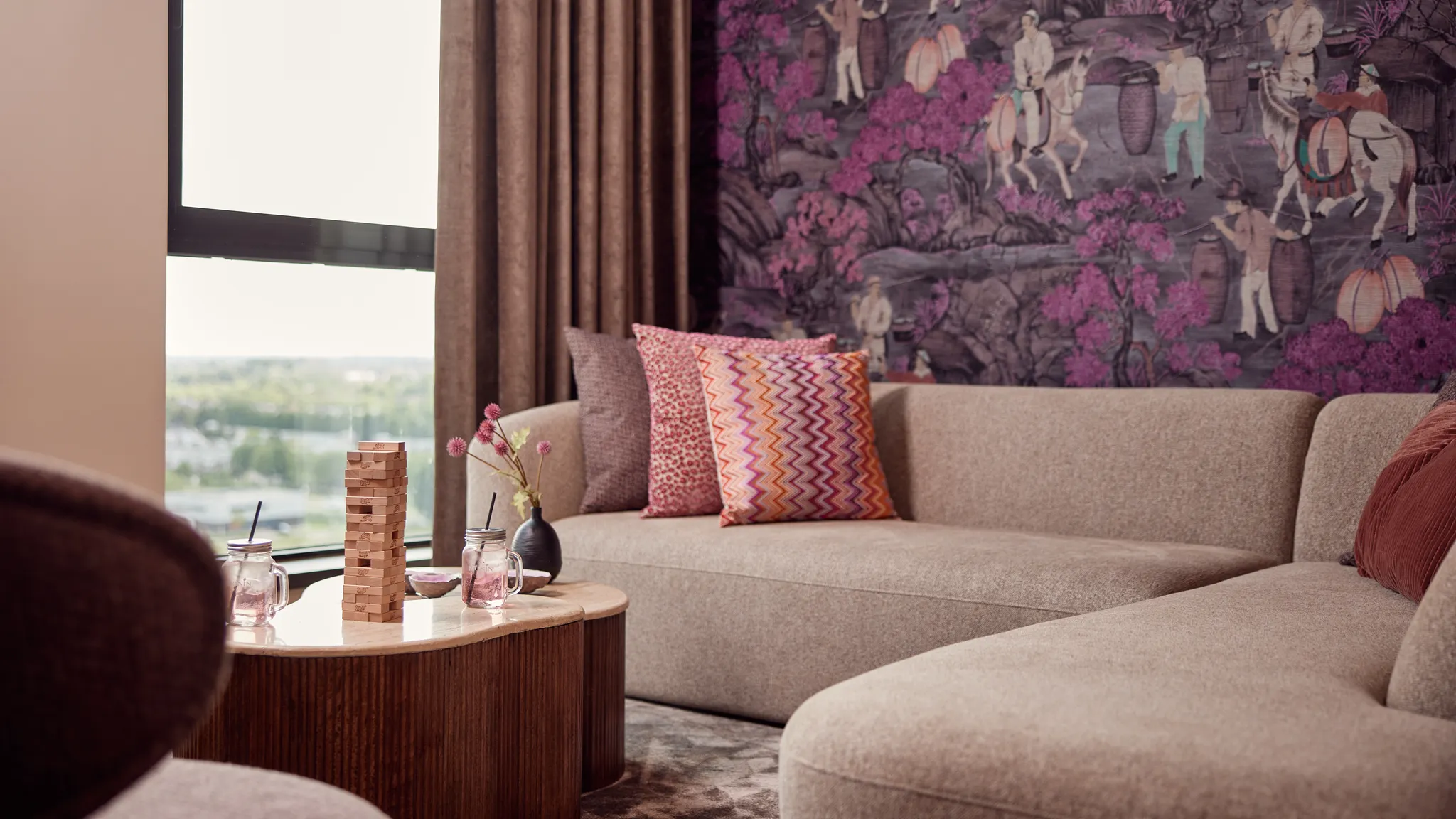 Family Suite met comfortabele hoekbank en uitzicht vanaf de 14e verdieping van Van der Valk Hotel Gorinchem-A15