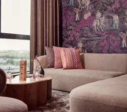 Family Suite met comfortabele hoekbank en uitzicht vanaf de 14e verdieping van Van der Valk Hotel Gorinchem-A15