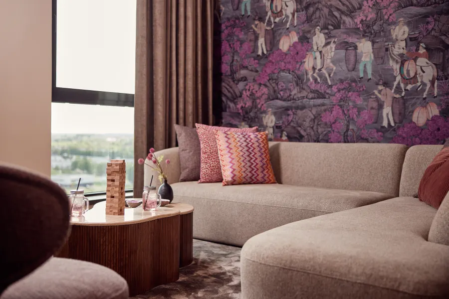 Family Suite met comfortabele hoekbank en uitzicht vanaf de 14e verdieping van Van der Valk Hotel Gorinchem-A15
