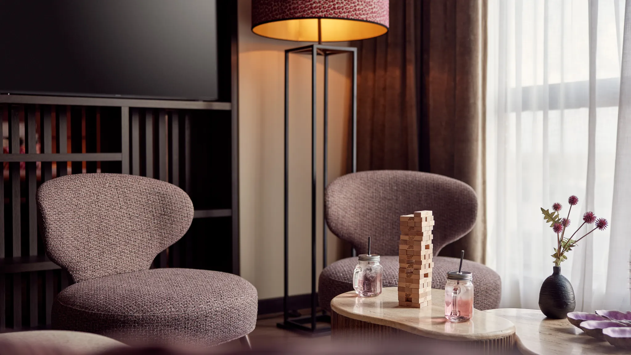 Twee comfortabele fauteuils voor de televisie in de woonkamer van de Family Suite bij Van der Valk Hotel Gorinchem-A15