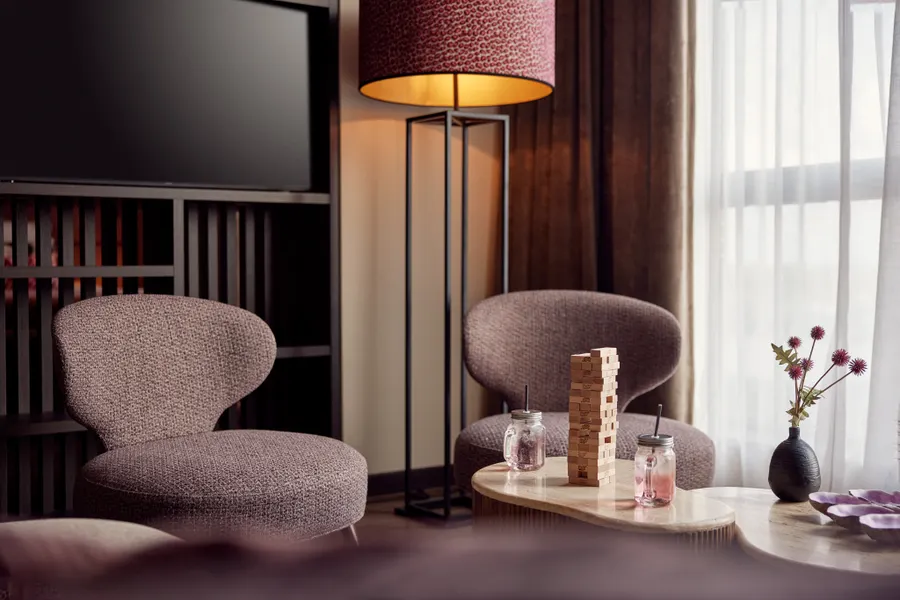 Twee comfortabele fauteuils voor de televisie in de woonkamer van de Family Suite bij Van der Valk Hotel Gorinchem-A15