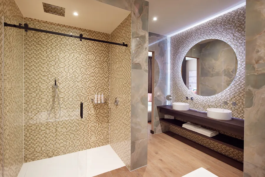 Ruime badkamer met dubbele wastafel en inloop-regendouche bij Van der Valk Hotel Gorinchem-A15