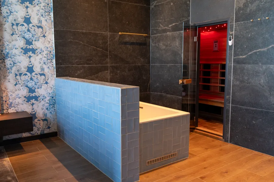 Spa Suite met tweepersoons bubbelbad en infraroodcabine bij Van der Valk Hotel Gorinchem-A15