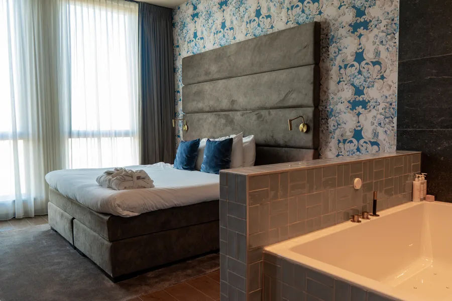 Tweepersoonsbed met bubbelbad in de stijlvolle Spa Suite van Van der Valk Hotel Gorinchem-A15