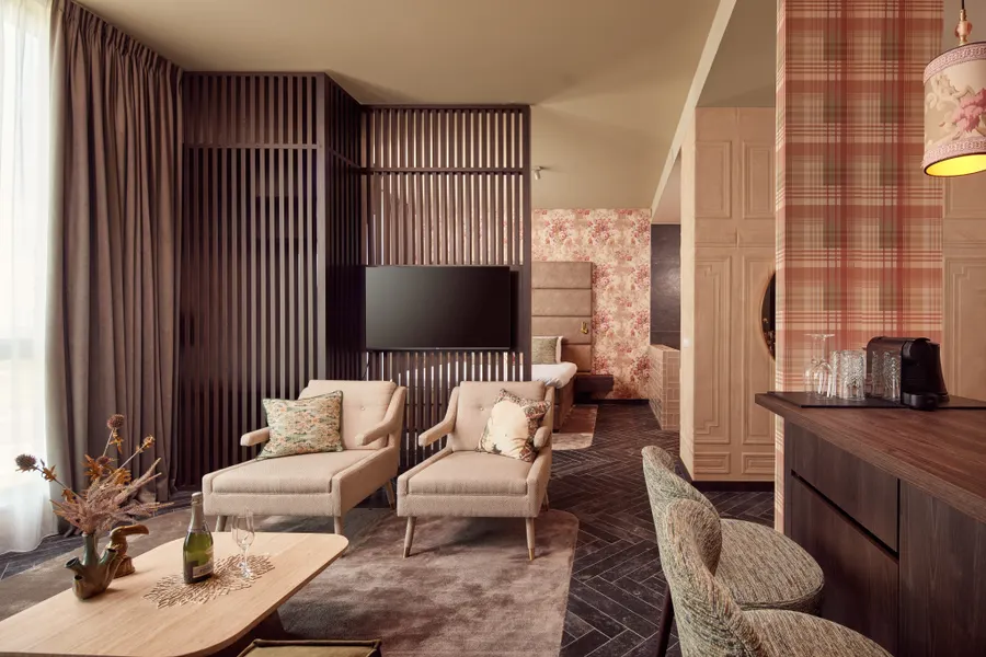 Gezellige zithoek in het woongedeelte van de Spa Suite bij Van der Valk Hotel Gorinchem-A15