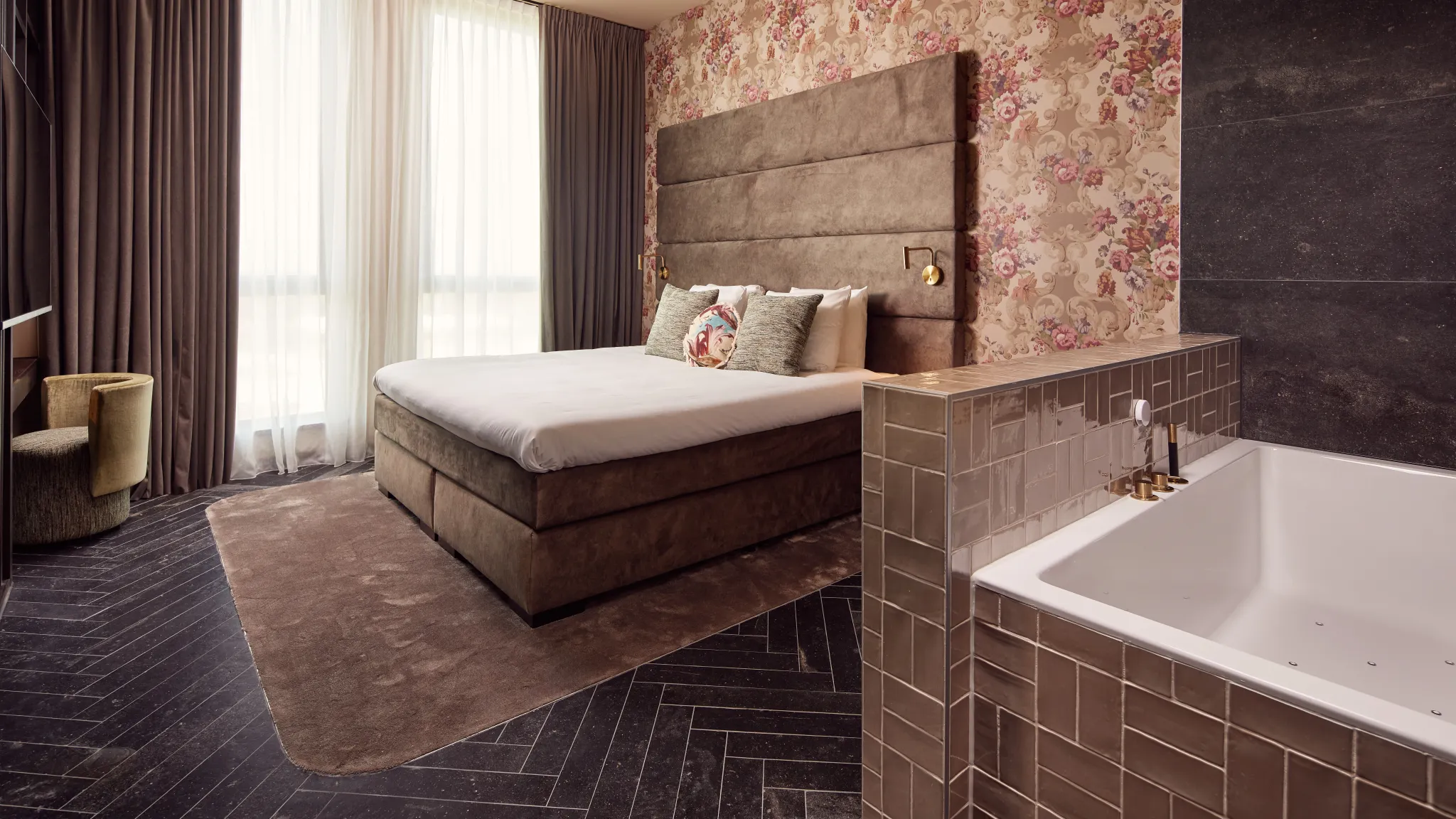 Double bain à remous dans la luxueuse suite spa de l'hôtel Van der Valk Gorinchem-A15