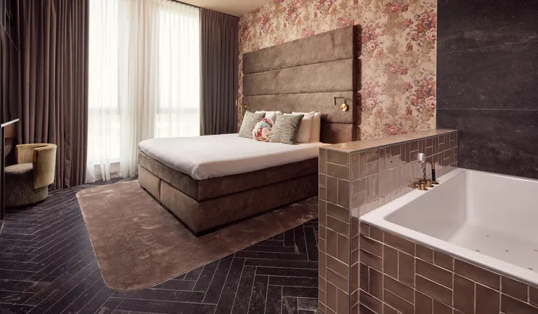 Double bain à remous dans la luxueuse suite spa de l'hôtel Van der Valk Gorinchem-A15
