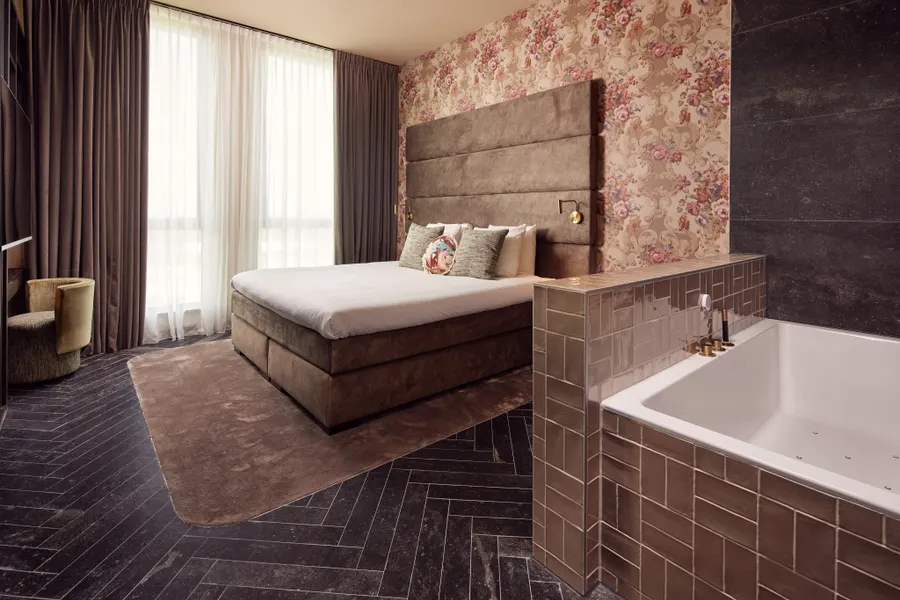 Tweepersoons bubbelbad in de luxe Spa Suite van Van der Valk Hotel Gorinchem-A15