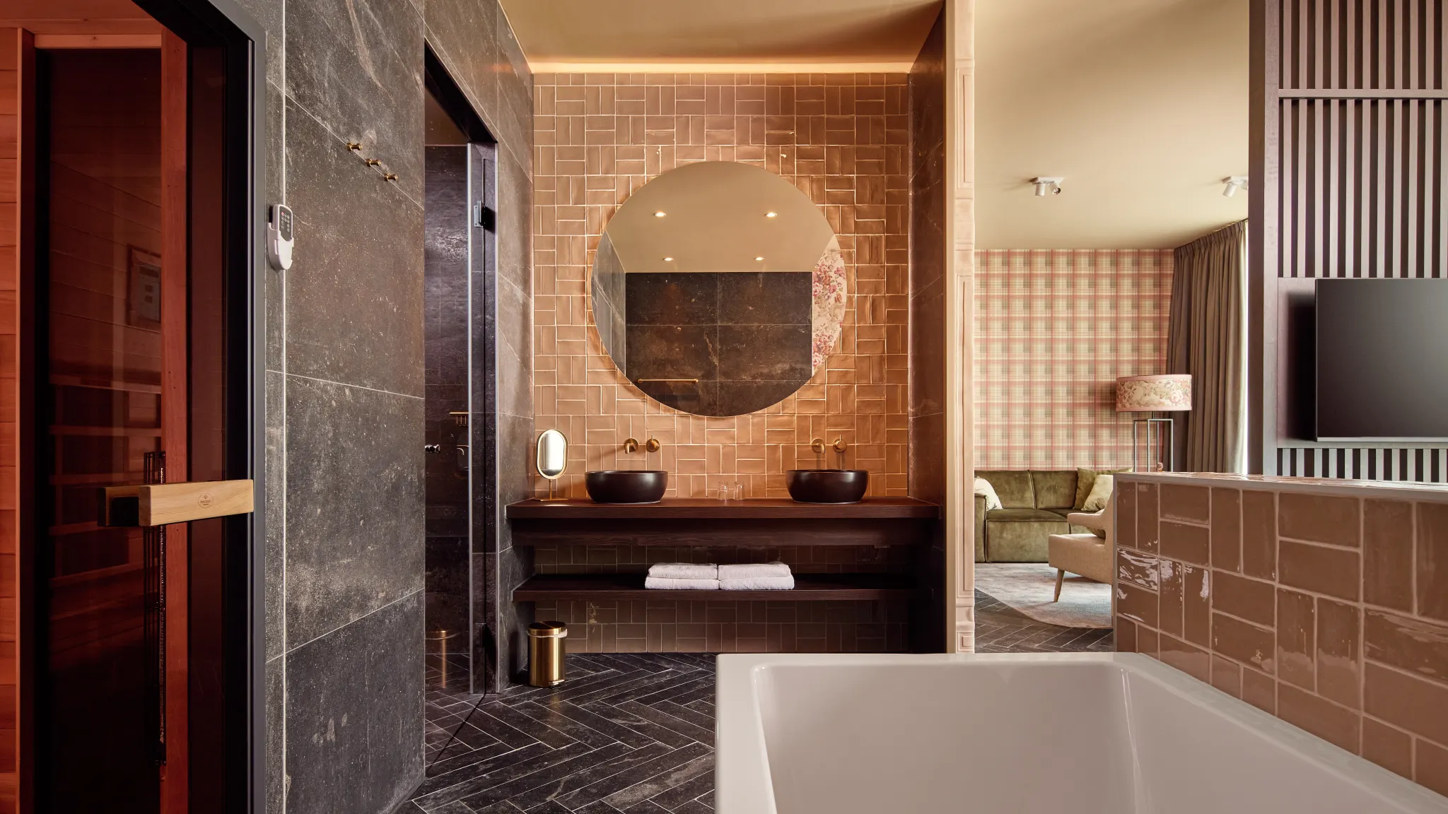 Salle de bains spacieuse avec cabine infrarouge, baignoire balnéo et douche à effet pluie à l'hôtel Van der Valk Gorinchem-A15