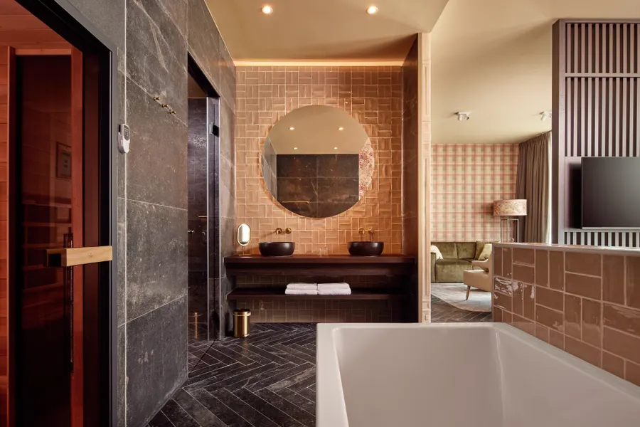 Ruime badkamer met infraroodcabine, bubbelbad en regendouche bij Van der Valk Hotel Gorinchem-A15