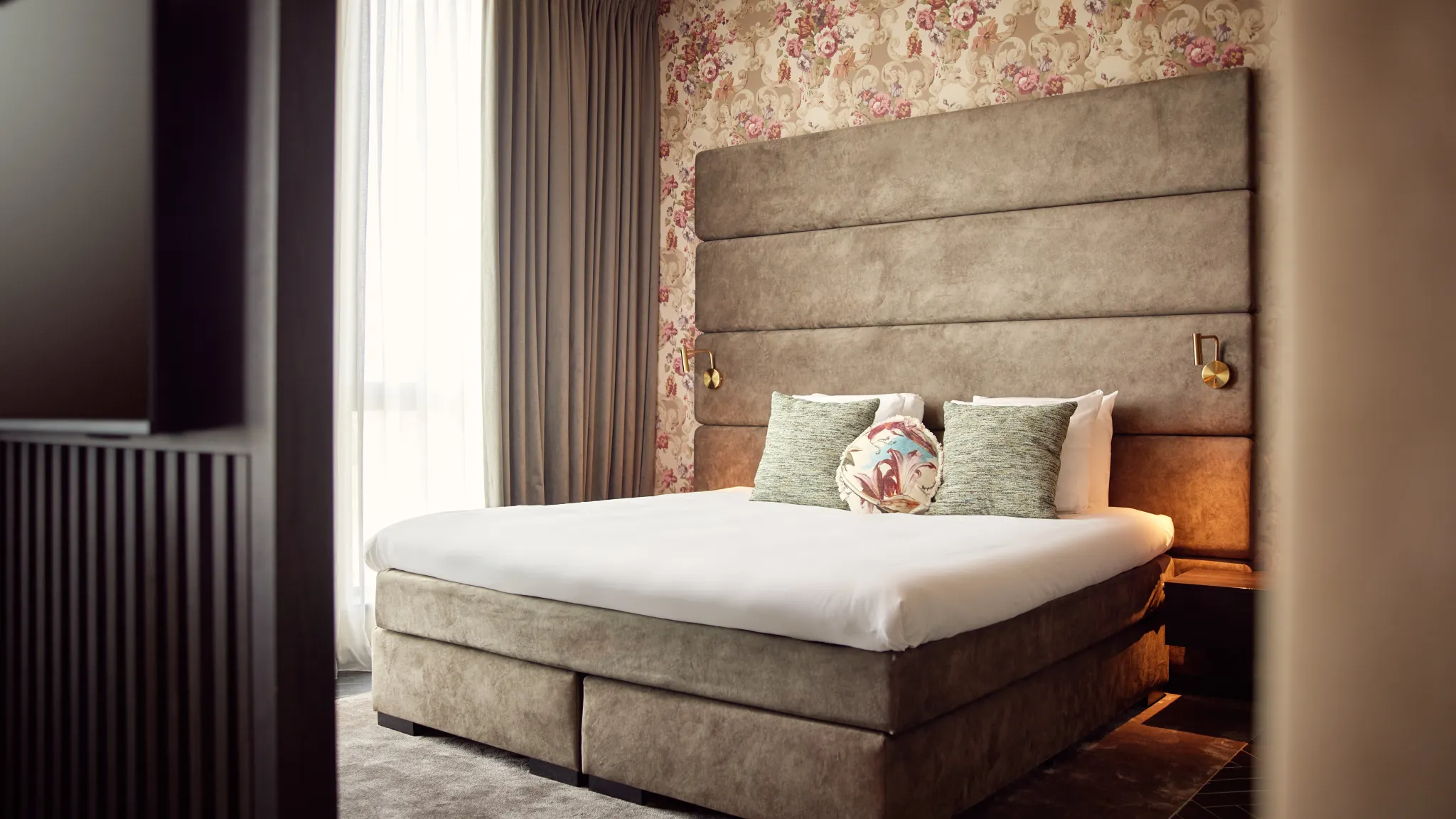 Lit de luxe avec oreillers décoratifs dans la suite Spa de l'hôtel Van der Valk Gorinchem-A15