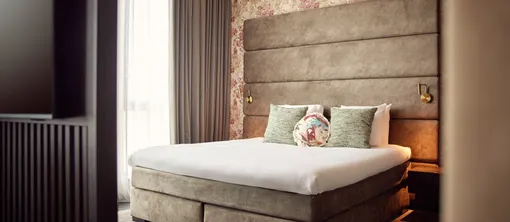 Lit de luxe avec oreillers décoratifs dans la suite Spa de l'hôtel Van der Valk Gorinchem-A15
