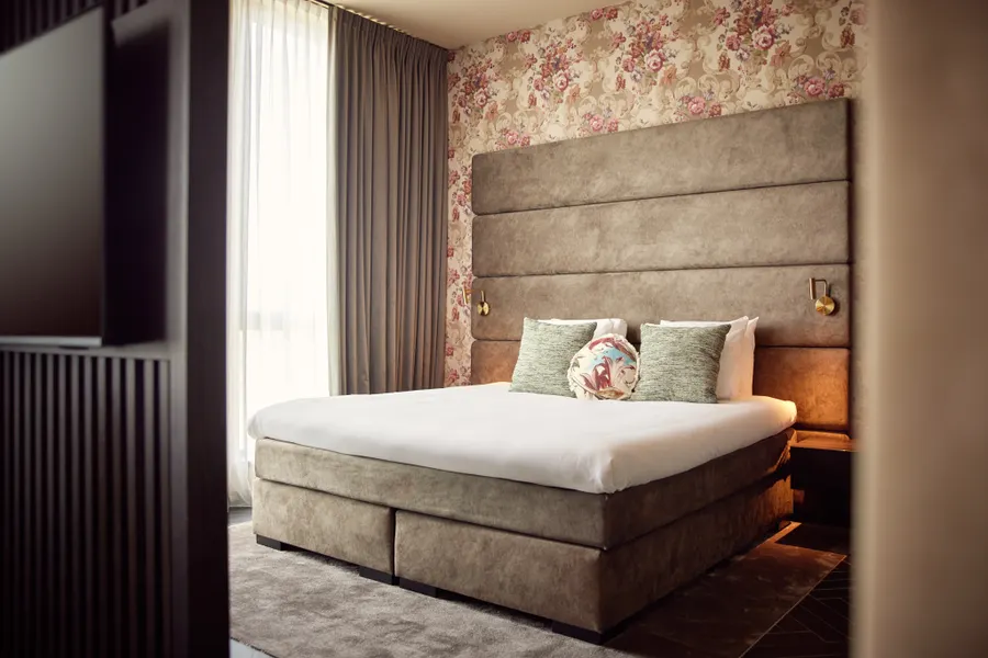 Luxe bed met decoratieve kussens in de Spa Suite bij Van der Valk Hotel Gorinchem-A15