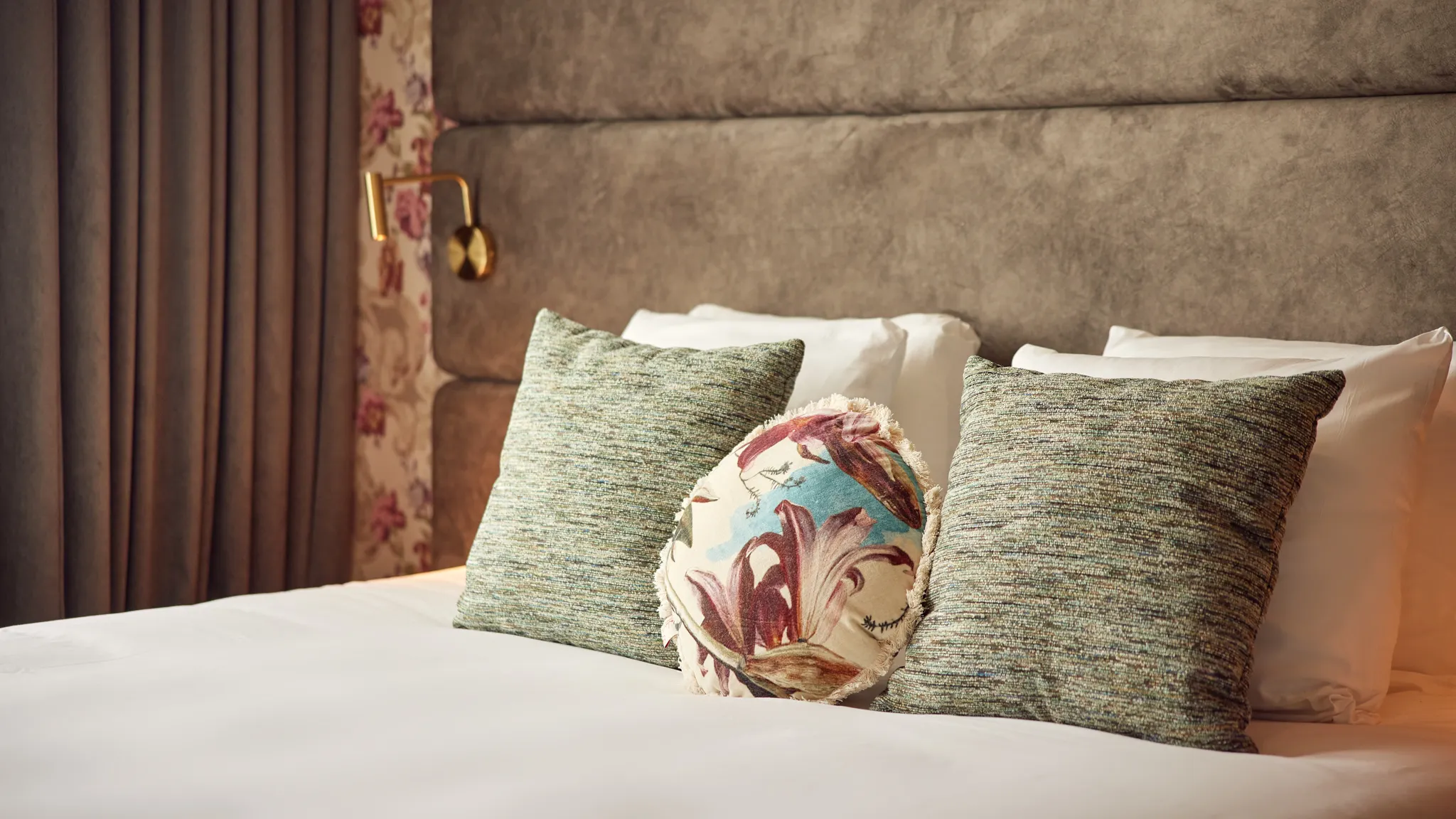 Lit élégamment préparé avec des coussins décoratifs dans la suite spa de l'hôtel Van der Valk à Gorinchem-A15