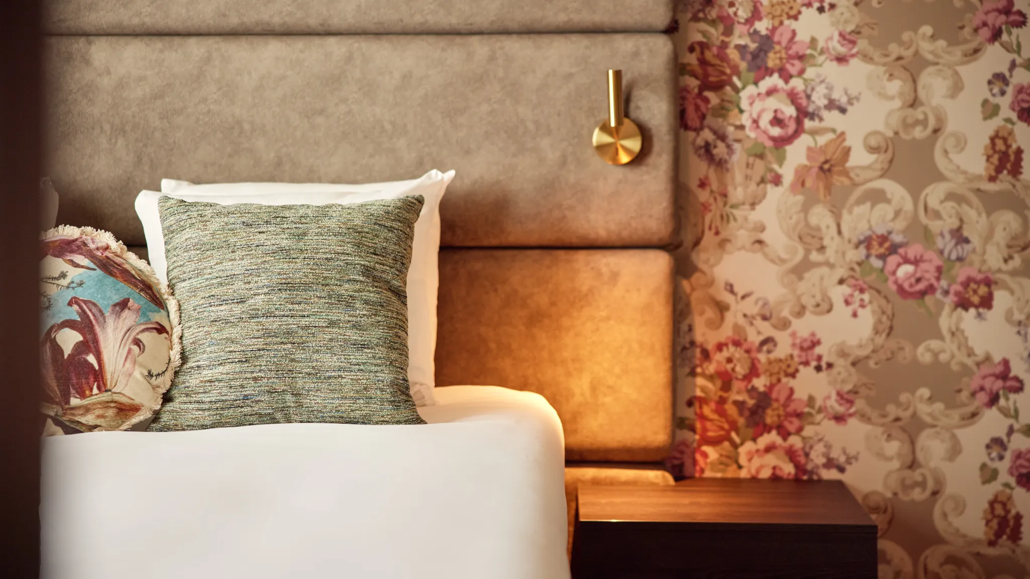 Détail du lit avec veilleuse dans la luxueuse suite spa de l'hôtel Van der Valk à Gorinchem-A15