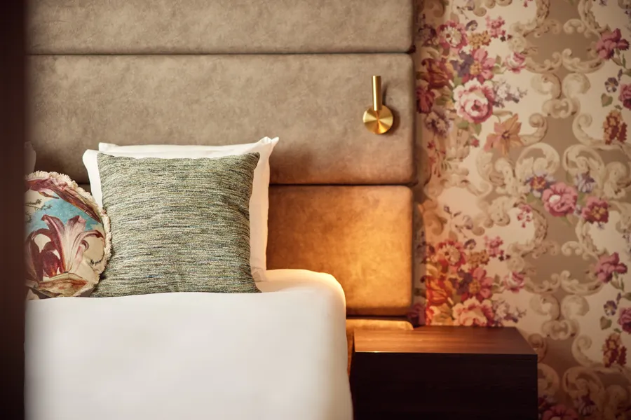 Detail van het bed met nachtlampje in de luxe Spa Suite van Van der Valk Hotel Gorinchem-A15