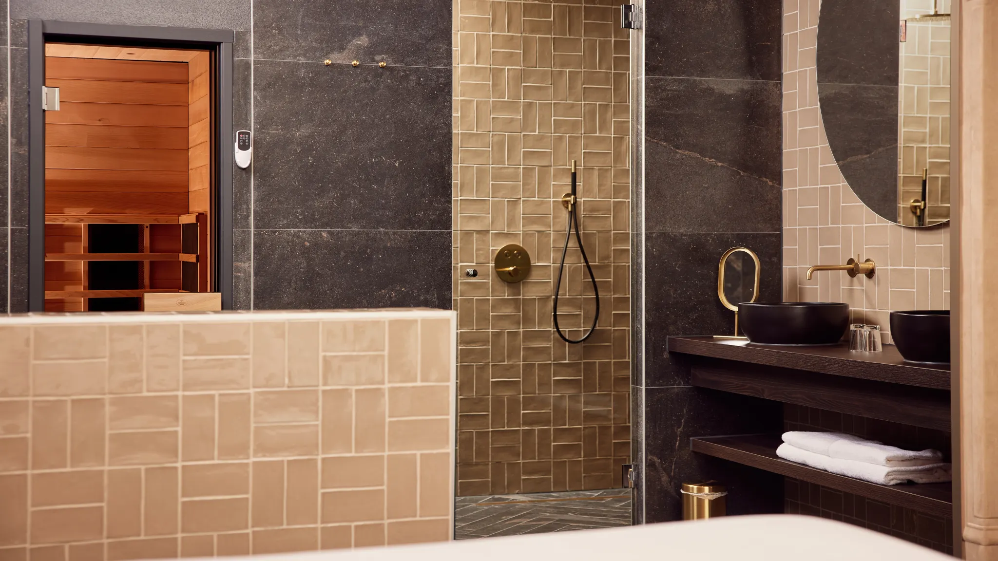 Salle de bains élégante avec double vasque, baignoire balnéo et cabine infrarouge à l'hôtel Van der Valk Gorinchem-A15