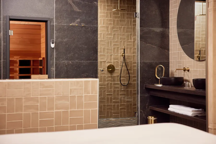 Stijlvolle badkamer met dubbele wastafel, bubbelbad en infraroodcabine bij Van der Valk Hotel Gorinchem-A15