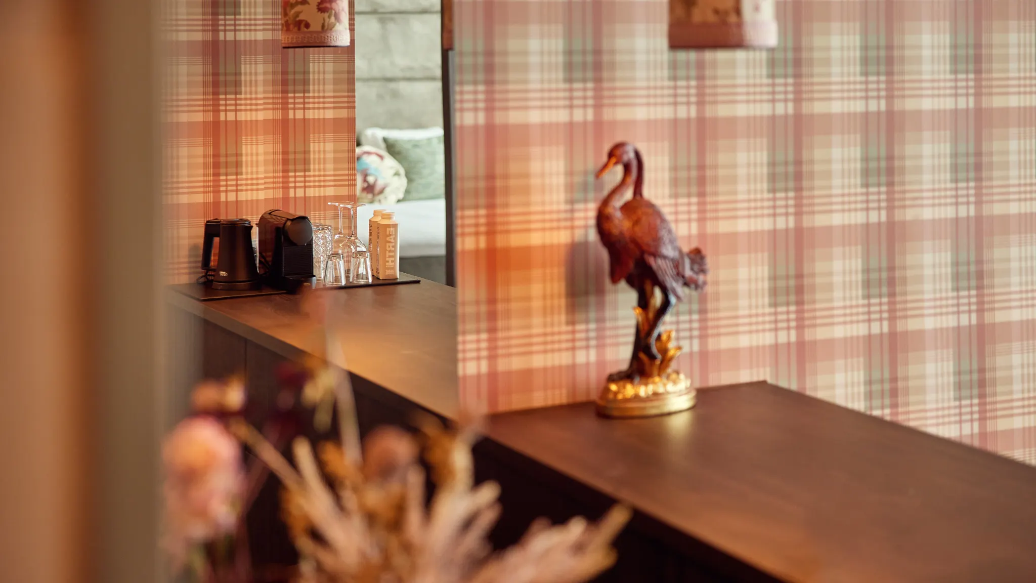 Détail intérieur avec papier peint à carreaux et figurine de toucan dans la suite spa de l'hôtel Van der Valk à Gorinchem-A15