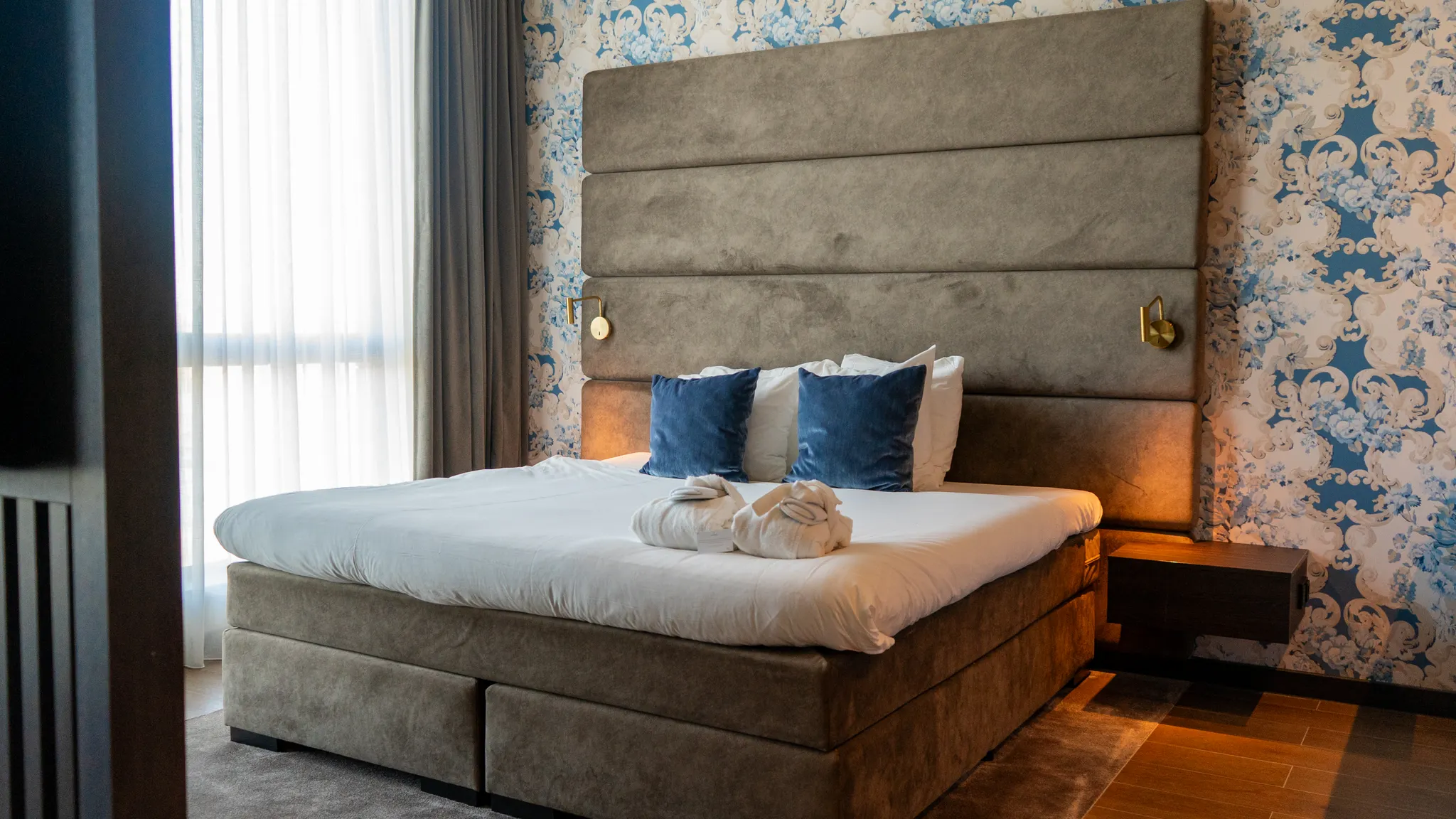 Lit double confortable avec peignoir dans la suite spa de l'hôtel Van der Valk à Gorinchem-A15