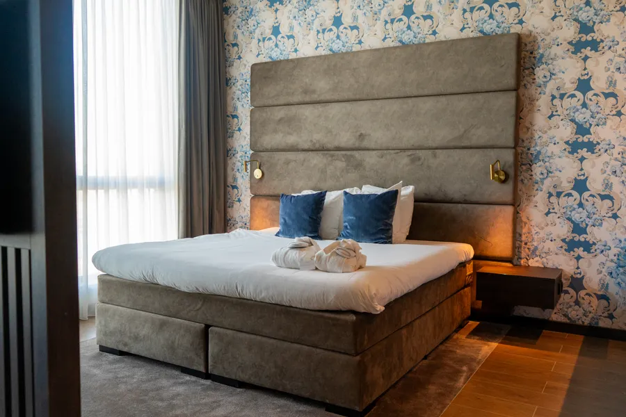 Comfortabel tweepersoonsbed met badjas in de Spa Suite van Van der Valk Hotel Gorinchem-A15