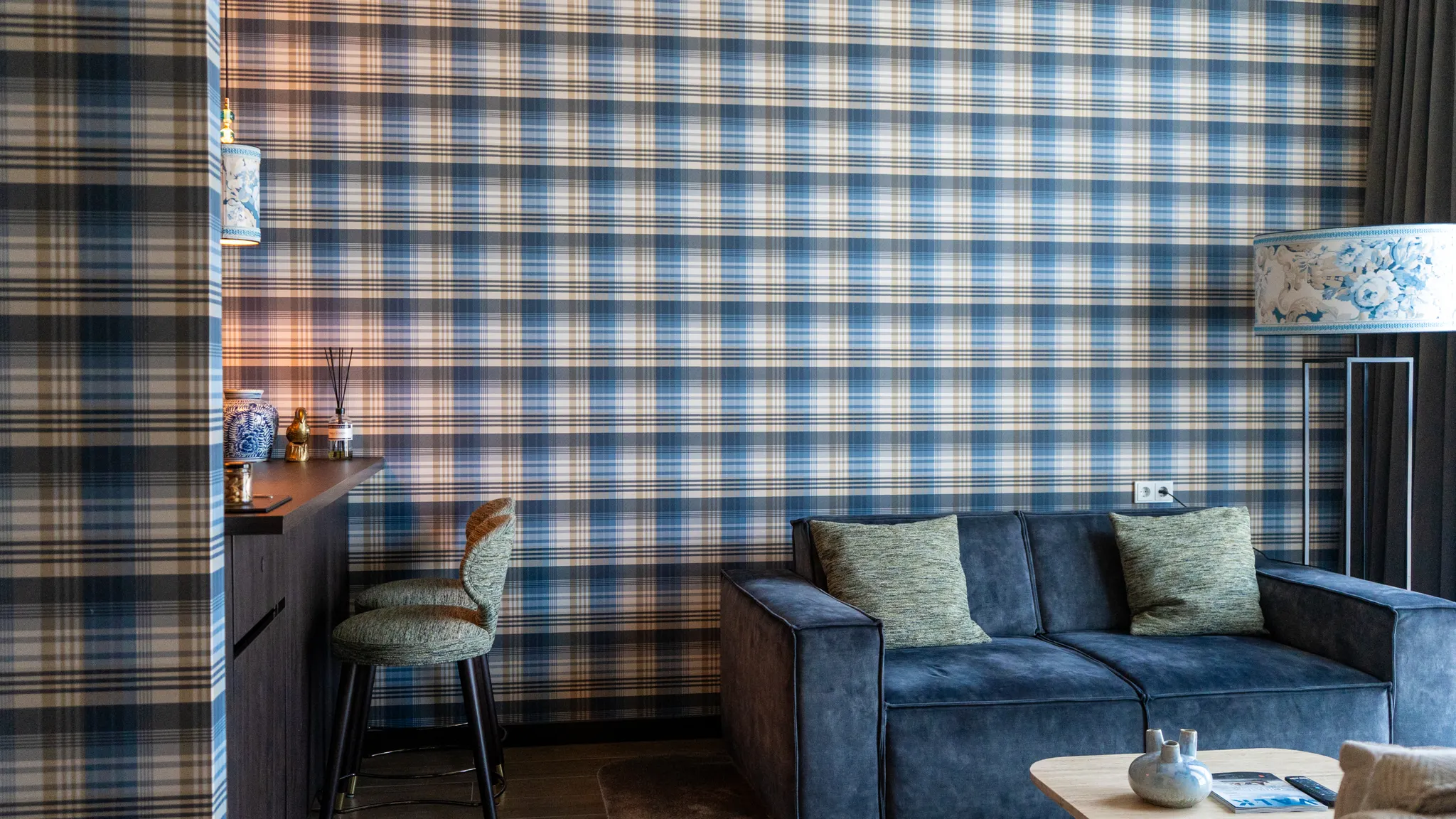 Coin salon aménagé avec goût et papier peint à carreaux à l'hôtel Van der Valk, Gorinchem-A15