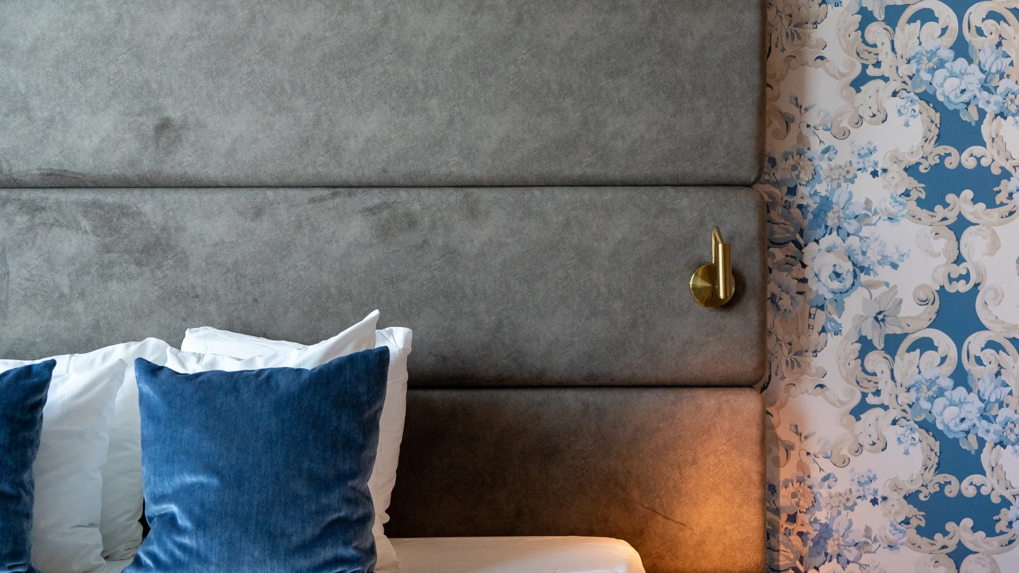 Lit élégamment préparé avec des coussins décoratifs dans la suite spa de l'hôtel Van der Valk à Gorinchem-A15