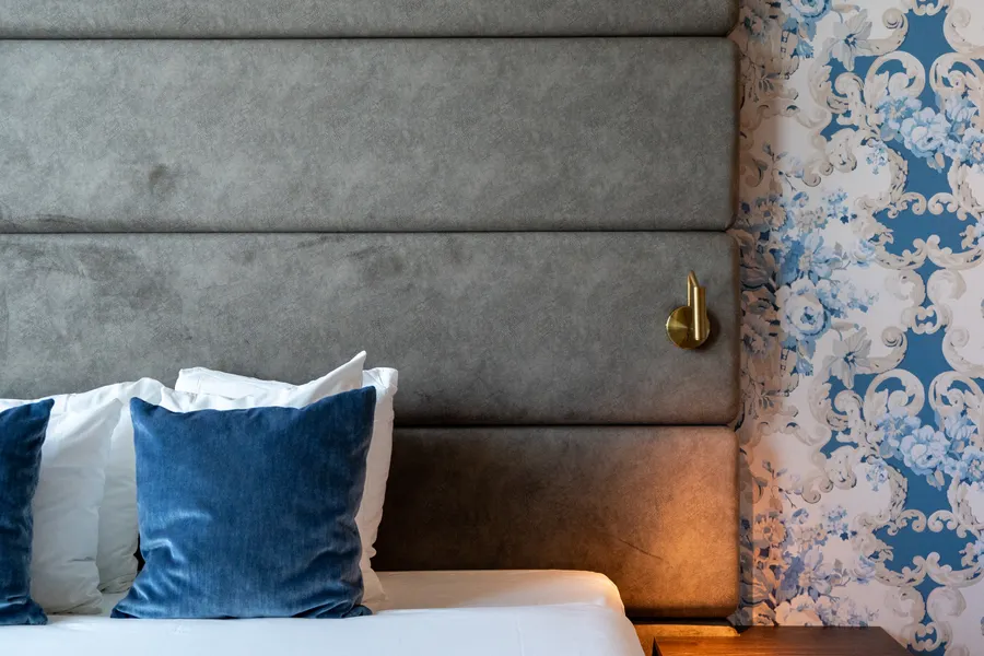 Sfeervol opgemaakt bed met sierkussens in de Spa Suite van Van der Valk Hotel Gorinchem-A15