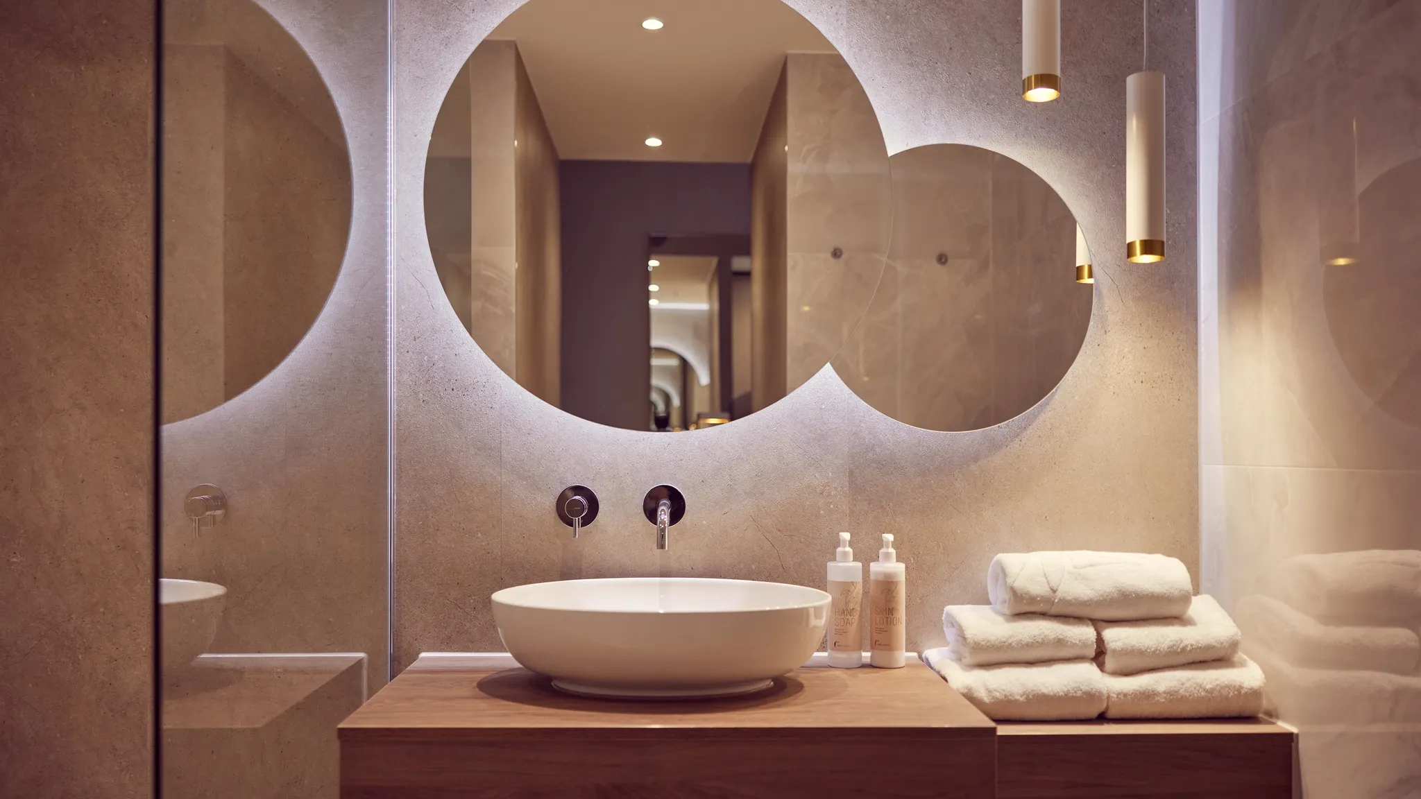 Moderne badkamer met wastafel en ronde spiegels in Van der Valk Hotel Gorinchem-A15