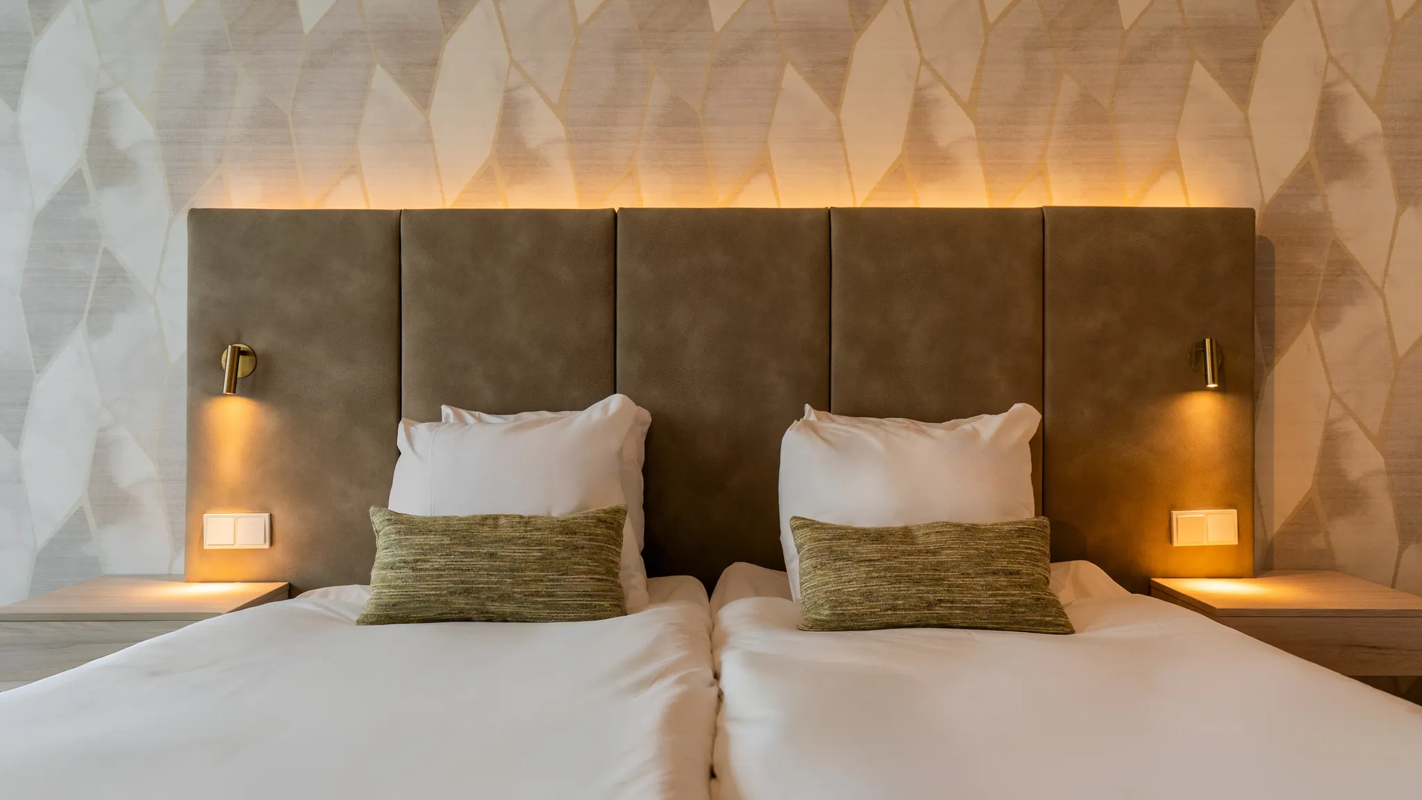 Hotelkamer met twee aparte bedden bij Van der Valk Hotel Gorinchem-A15