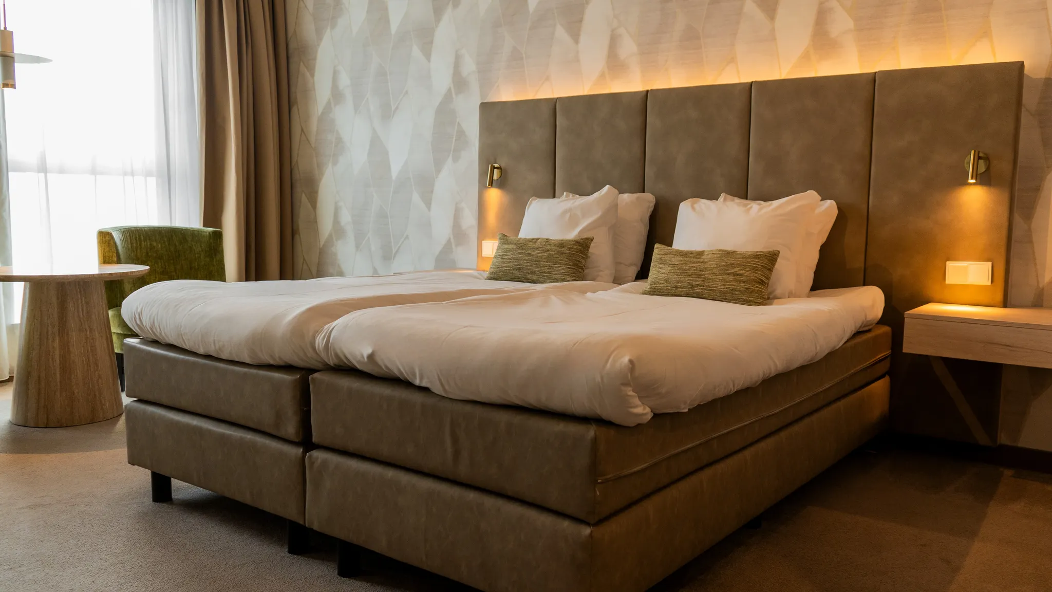 Twin bedden met comfortabel zithoekje in een moderne hotelkamer van Van der Valk Hotel Gorinchem-A15