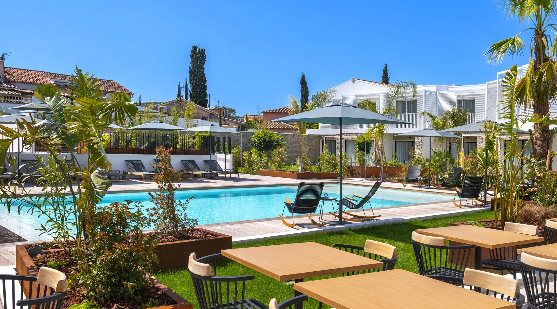 Piscine et jardin de l'hôtel Bloom