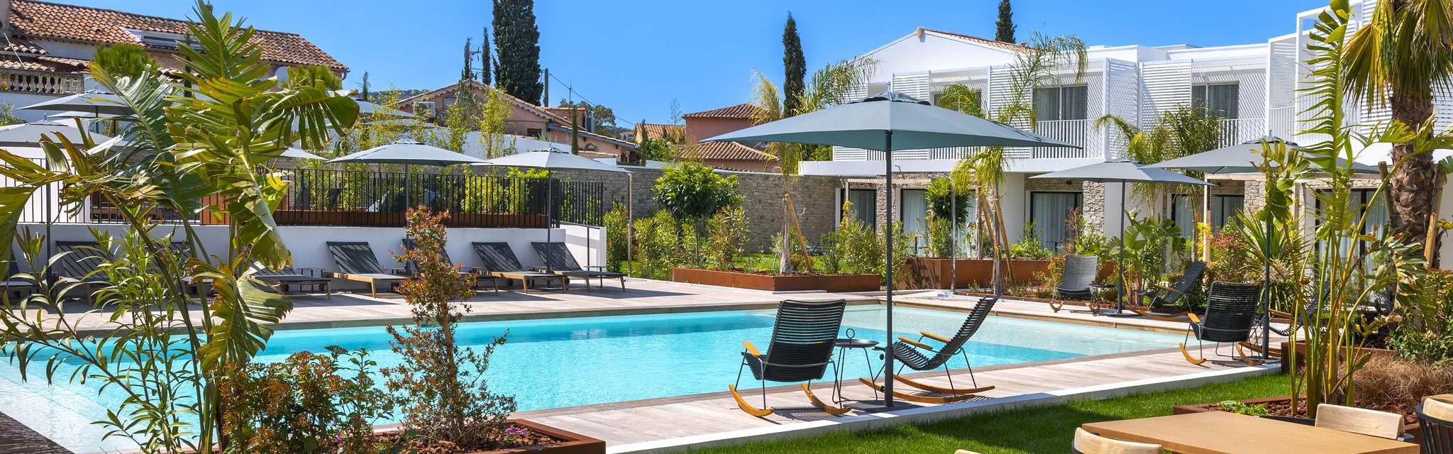 Piscine et jardin de l'hôtel Bloom