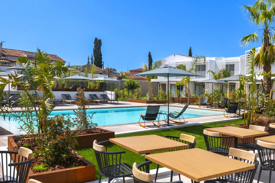 Swimming pool and garden at Hotel Bloom