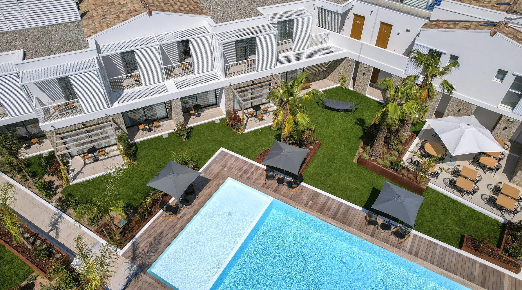 Piscine et jardin de l'hôtel Bloom