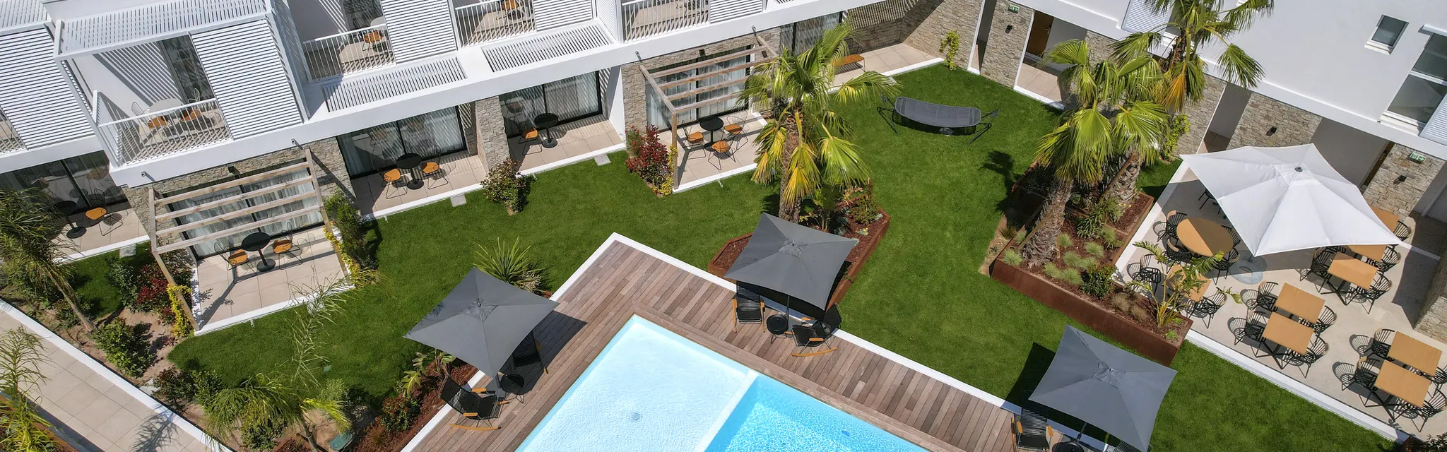 Piscine et jardin de l'hôtel Bloom
