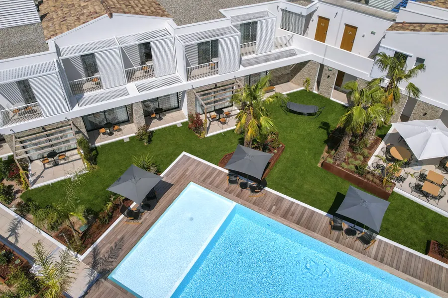Swimming pool and garden at Hotel Bloom
