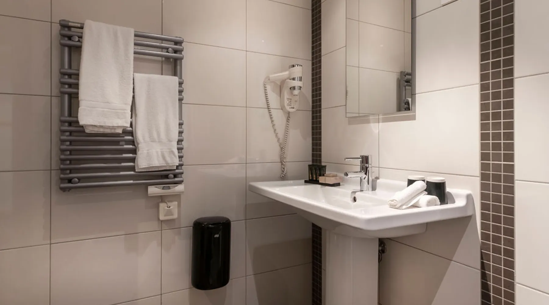 Salle de bain moderne avec douche effet pluie dans la Chambre Standard à l'hôtel Van der Valk Waterloo