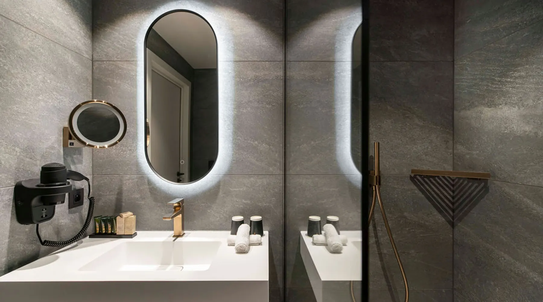 Douche à l’italienne moderne dans la salle de bain de la chambre Exécutive à l’hôtel Waterloo