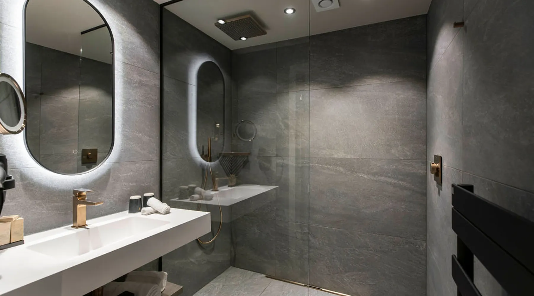 Salle de douche avec douche à l'italienne dans la chambre Exécutive de l’hôtel Van der Valk à Waterloo
