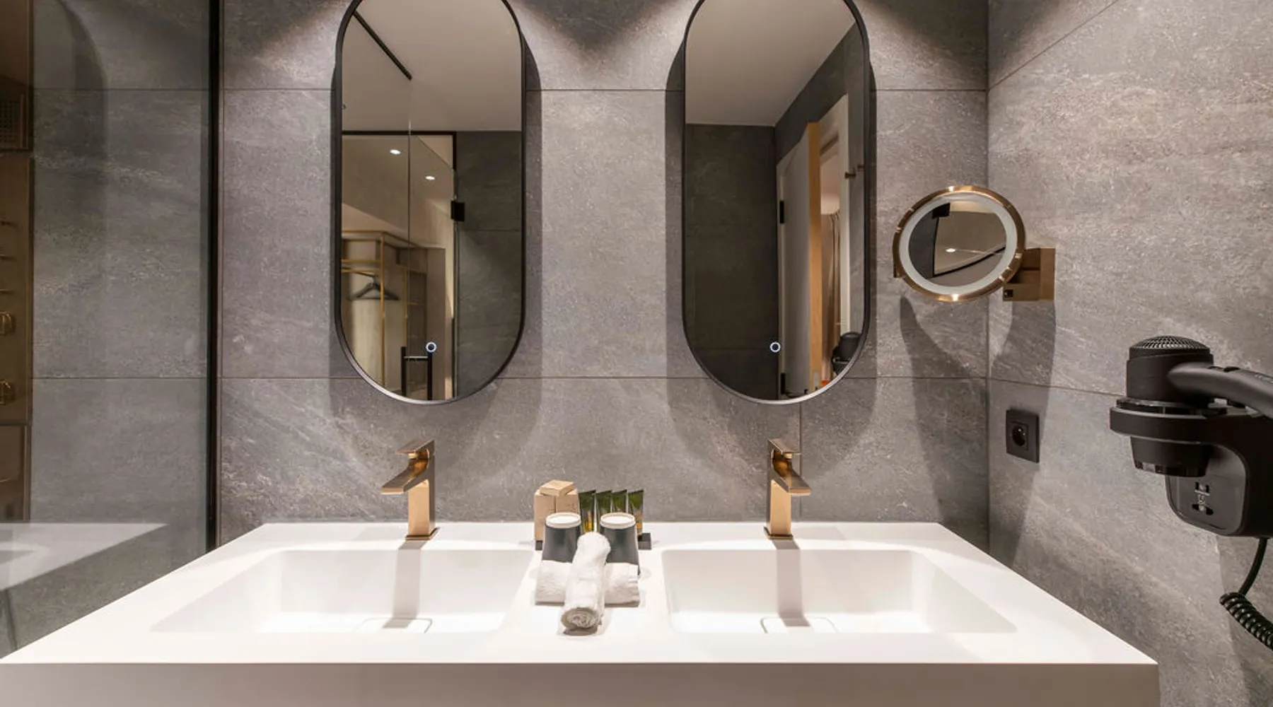 Double vasque moderne dans la salle de bain de la Junior Suite de notre hotel à Waterloo