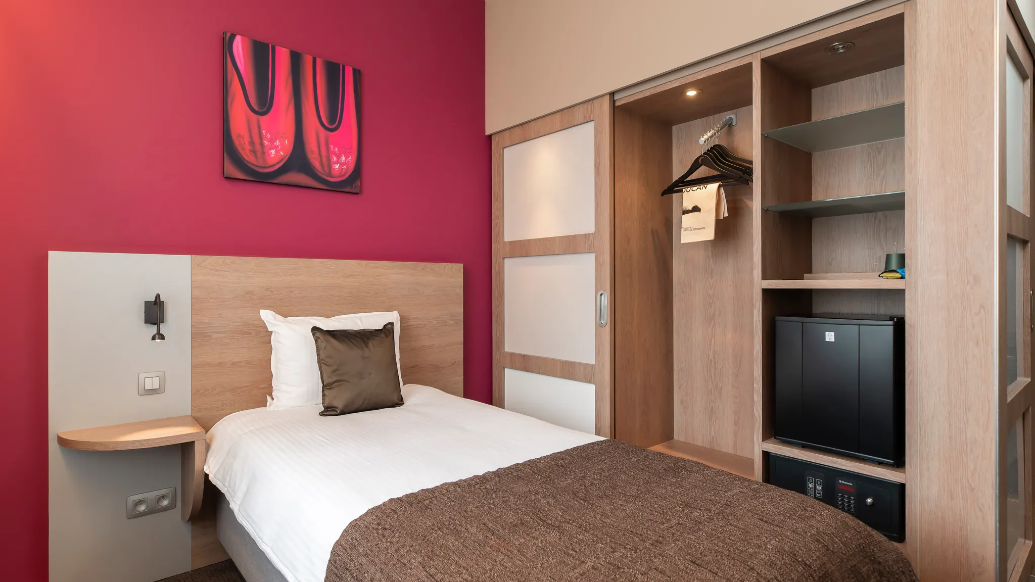 chambre single à Waterloo avec lit simple et bureau