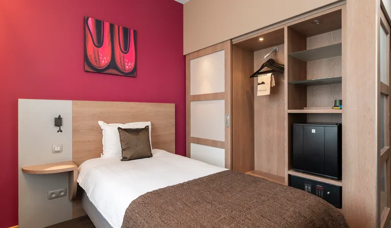 chambre single à Waterloo avec lit simple et bureau