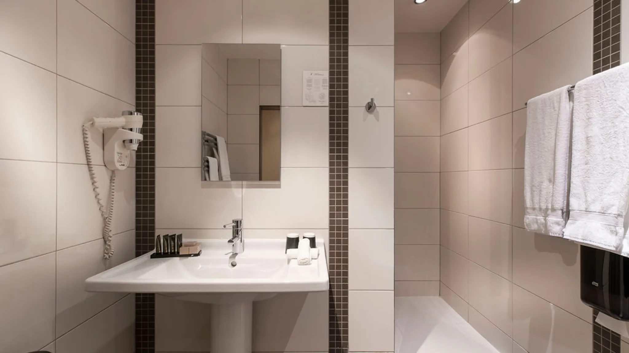 salle de bain avec douche effet pluie chambre single Hotel Waterloo