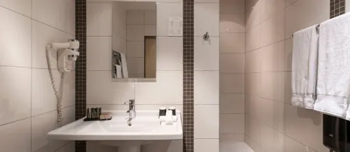 salle de bain avec douche effet pluie chambre single Hotel Waterloo